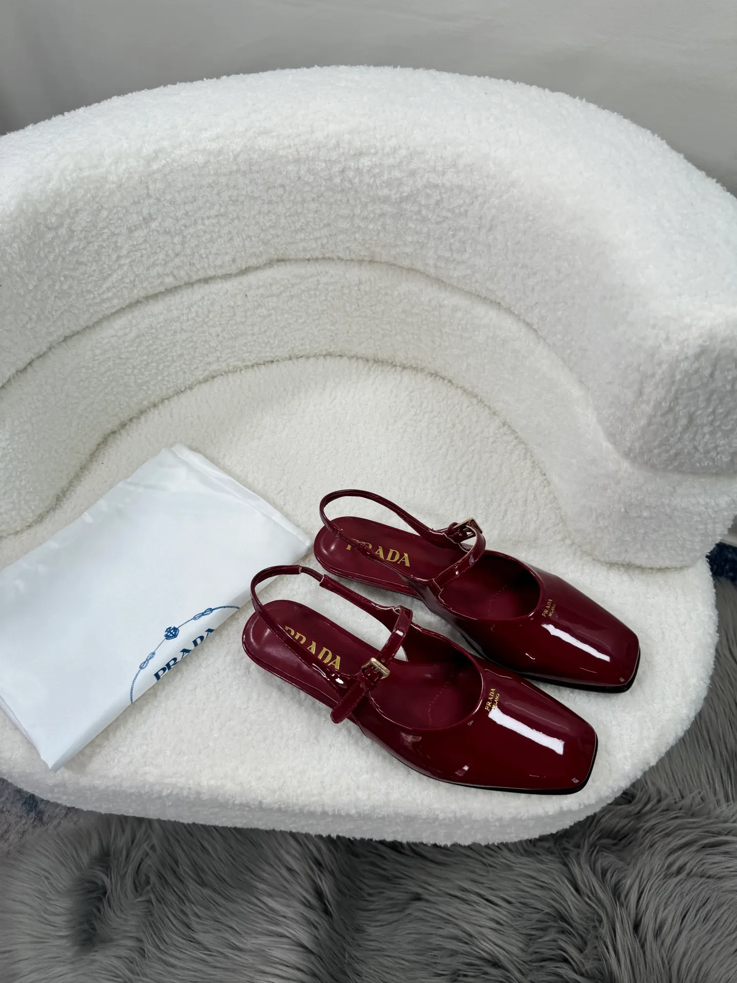 👟👟Ex-factory price 460👟👟Prada top version 🌸2025 launches Prada back-slip shoes, a must-have item for women 🆚😍😍😍——————😍😍😍🆚 💥PRADA's early spring T-stage catwalk show is the same style as "Dreams Never Sleep". Prada can use it on important occasions. The fresh style has a bit of nobility and is perfect on the feet. 💃💃 Wear this shoe with it. It is elegant and crystal clear, regardless of various accessories. The materials are all exclusively customized one-to-one and must be zero-distance from the original. The entire series is full of exciting and unexpected combinations of elements. The expression of different materials and textures of fabrics has a strong artistic flavor, allowing you to appreciate the ever-changing style of Prada girls. Bulling Bulling’s classic + candy color 🍬 paired with a creative letter logo! An eye-catching design! So feminine! Wear it and you will be the most beautiful girl in this gai! 😍😍😍 1⃣ Upper: imported patent leather cowhide 2⃣ Lining: imported mixed sheepskin 3⃣ Outsole: Italian genuine leather outsole 4⃣ Size: 35-40 (41 can be customized)